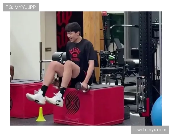 杨瀚森训练完啃鸡腿的样子，真不像个能拿顶薪的主