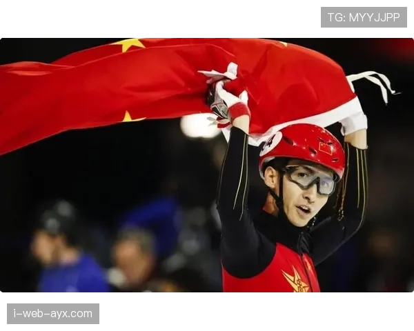 武大靖训练完直接啃冰块，这自律狠人连解渴都像在卷